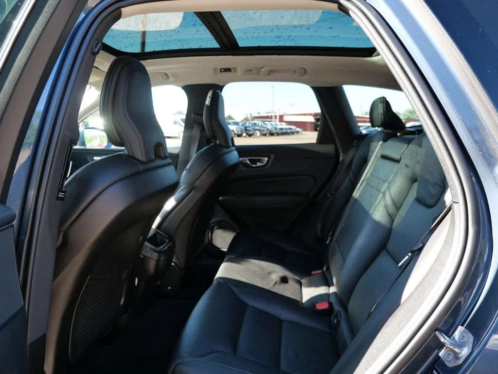 Used 2020 Blue Volvo T5 Momentum image 11