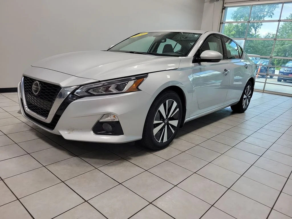 Used 2020 Silver Nissan 2.5 SL image 3
