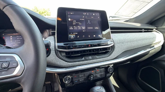 Used 2025 White Jeep Latitude image 25