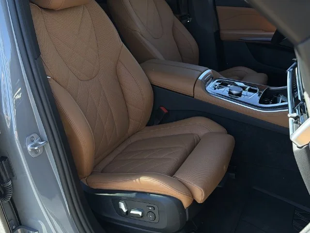 Used 2025  BMW xDrive40i image 33