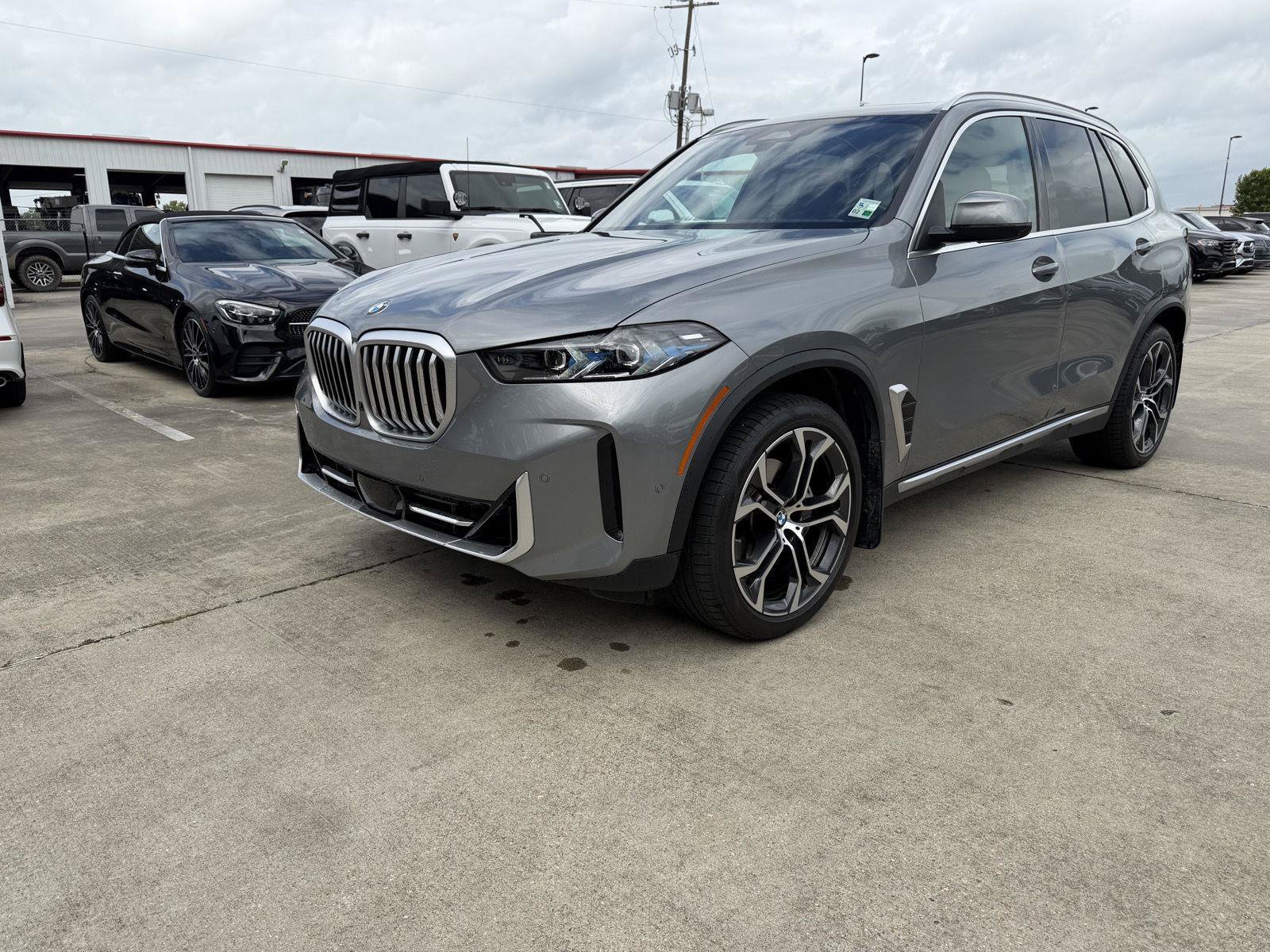 Used 2025 Skyscraper Grey Metallic BMW sDrive40i image 3