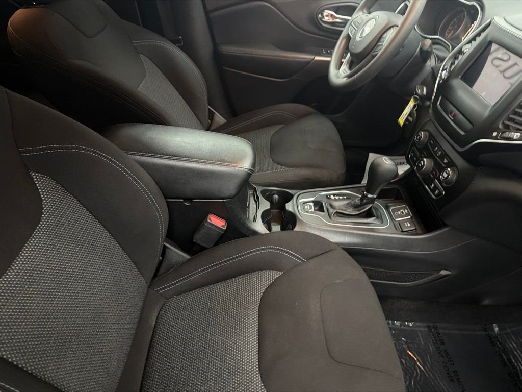 Used 2020 White Jeep Latitude image 30