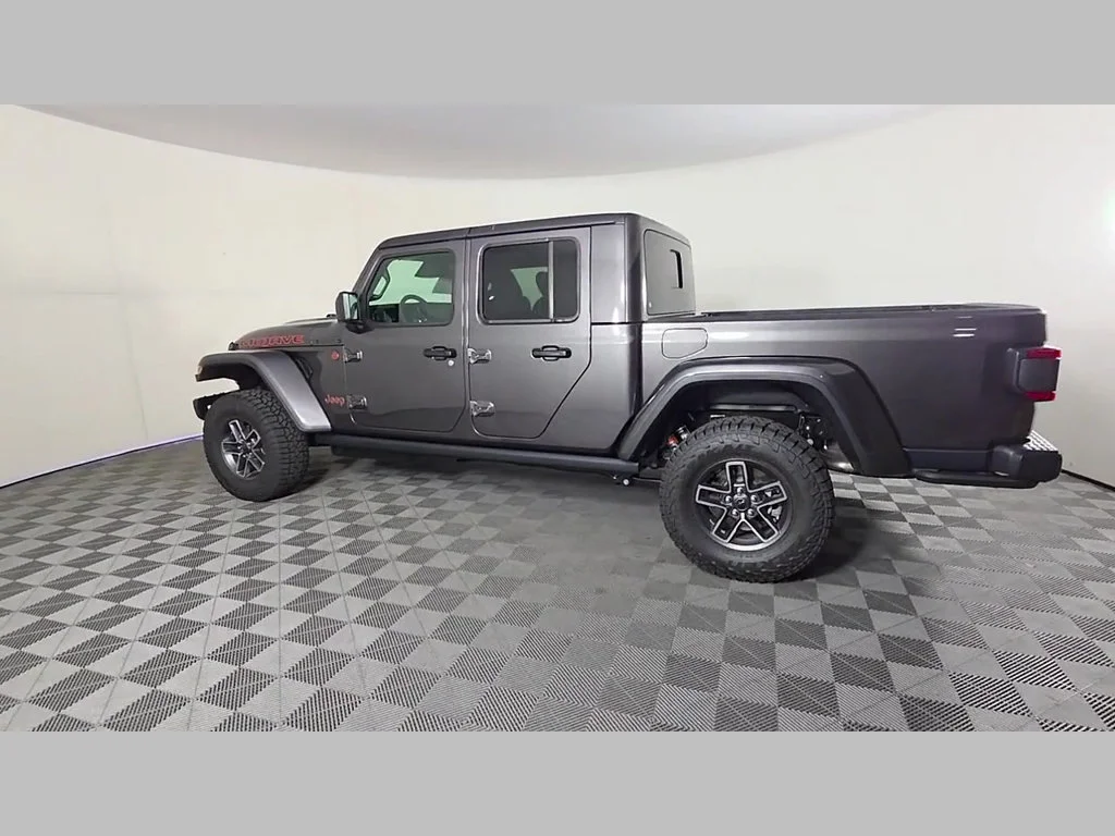 New 2026 Granite Crystal Metallic Clear-Coat Exterior Paint Jeep Mojave X image 35