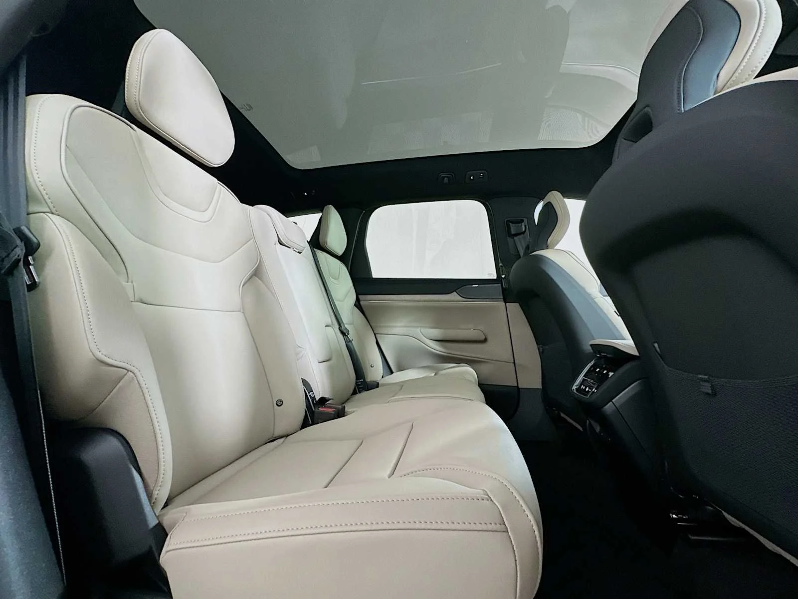 New 2026 Aurora Silver Volvo Plus image 26
