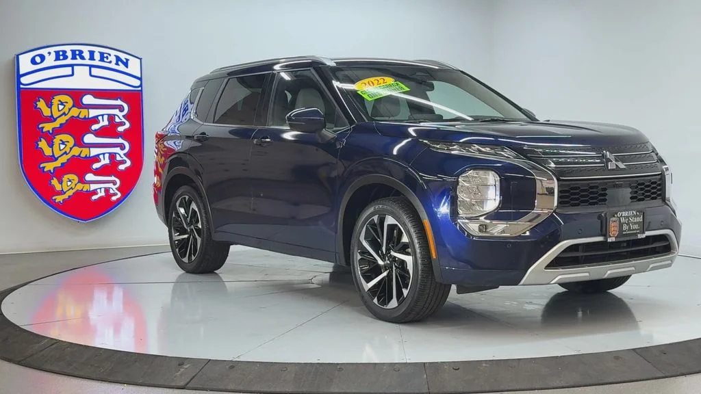 Used 2022  Mitsubishi SEL image 2
