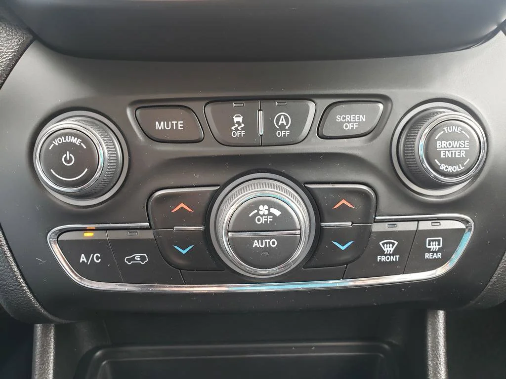 Certified Used 2021 Slate Blue Pearlcoat Jeep Latitude Lux image 19