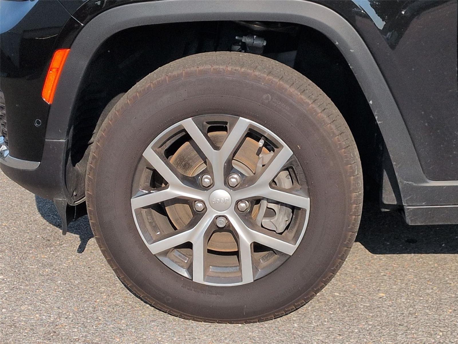 Used 2025 Diamond Black Crystal Pearlcoat Jeep Limited image 10