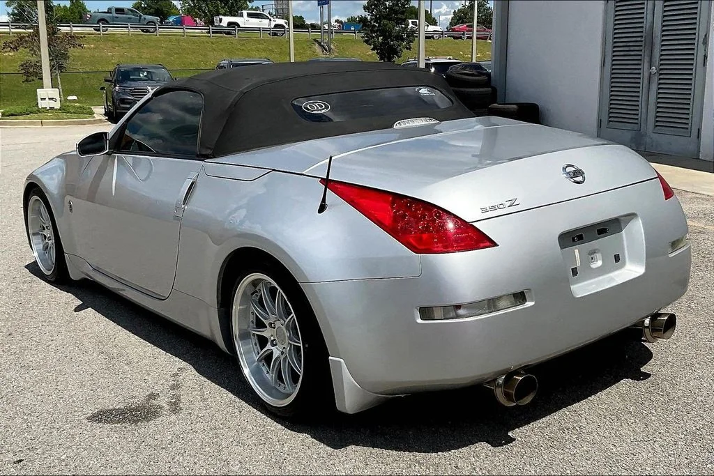 Used 2008 Silver Nissan Touring image 4