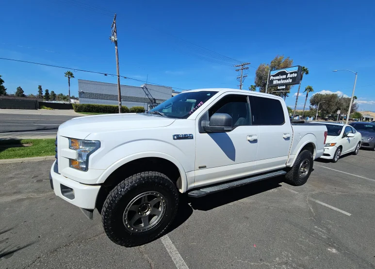 Used 2017 White Ford XLT image 1