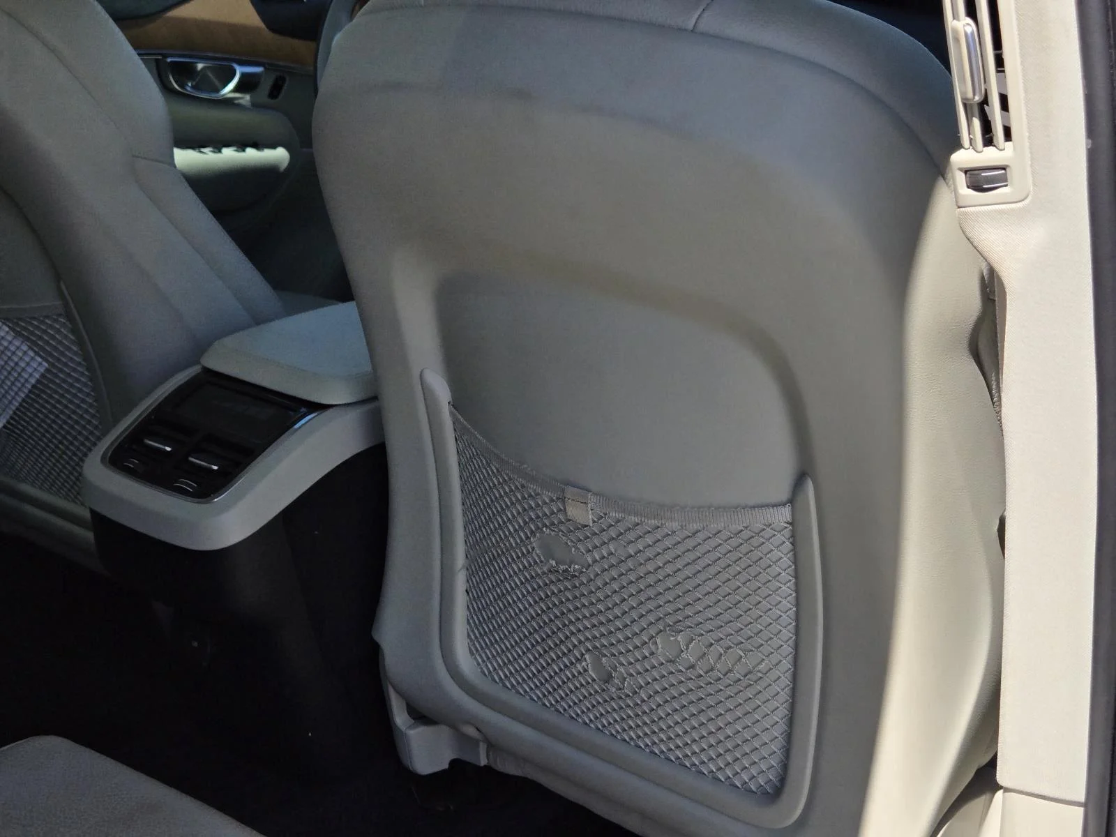 Used 2022 Crystal White Metallic Volvo Momentum image 38