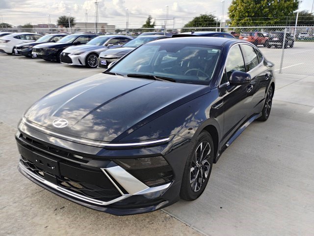 Used 2025 Carbon Blue Hyundai SEL image 5