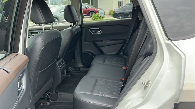 Used 2023 White Nissan Platinum image 23
