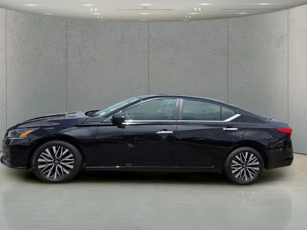 Used 2025 Black Nissan 2.5 SV image 2