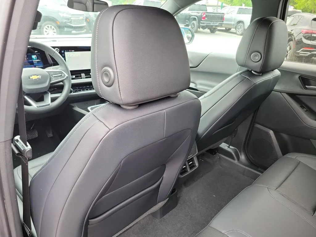 New 2027 Summit White Chevrolet LT image 24