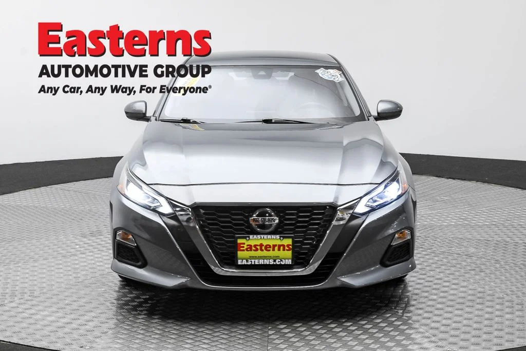 Used 2022 Gray Nissan 2.5 SV image 2