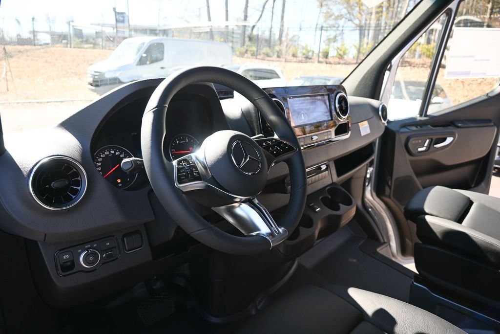 Used 2026 High-tech silver metallic Mercedes-Benz Crew 170 WB image 6