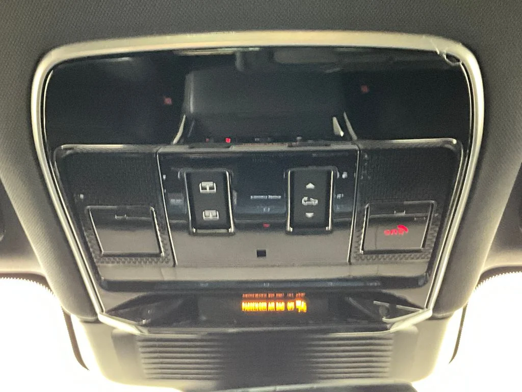 Used 2023 Gray Land Rover SE Dynamic image 13