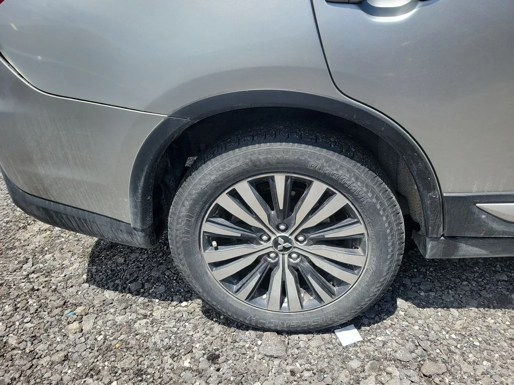 Used 2020 Silver Mitsubishi  image 7