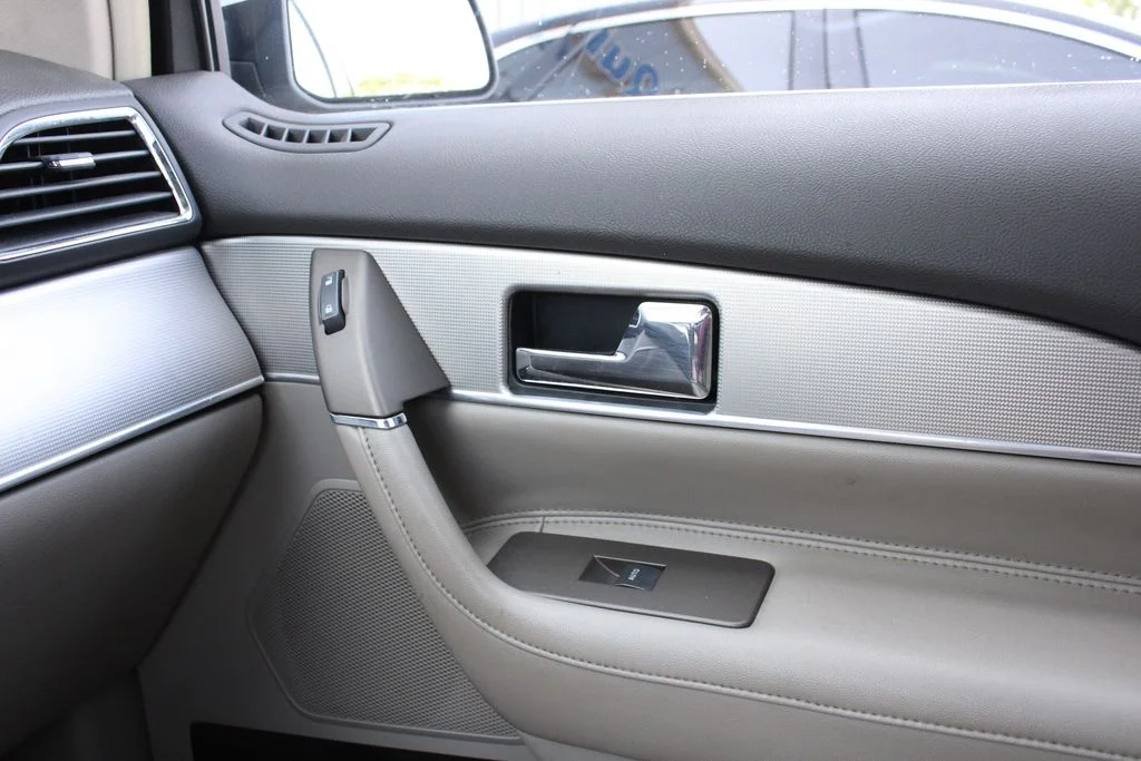 Used 2012 Beige Lincoln Base image 22