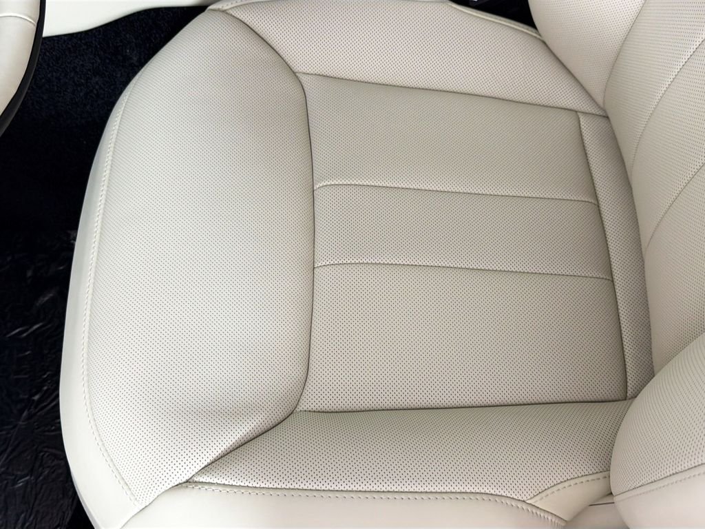 New 2026 Ostuni Pearl White Land Rover SE image 20