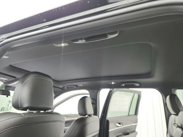 New 2025 Diamond Black Crystal Pearl-Coat Exterior Paint Jeep Limited image 23