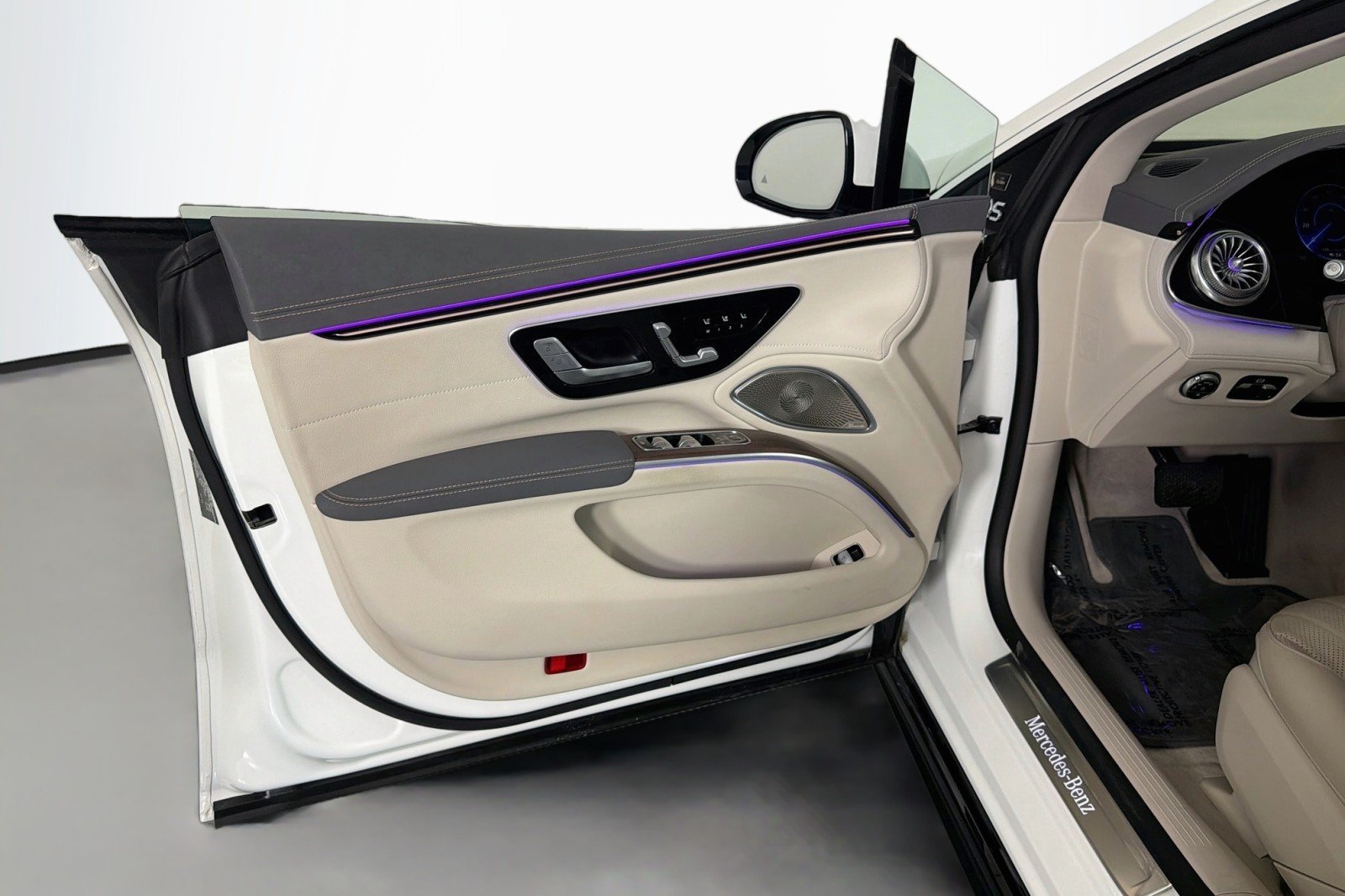 Certified Used 2023 MANUFAKTUR Diamond White Mercedes-Benz 580 image 21