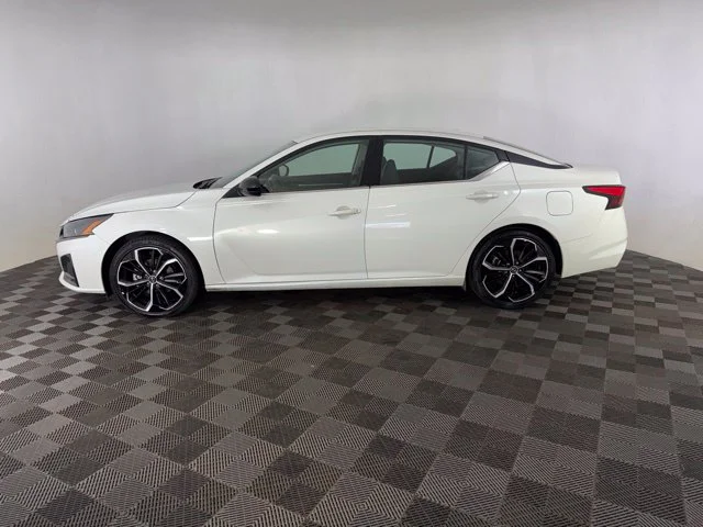 Used 2024 White Nissan 2.5 SR image 8