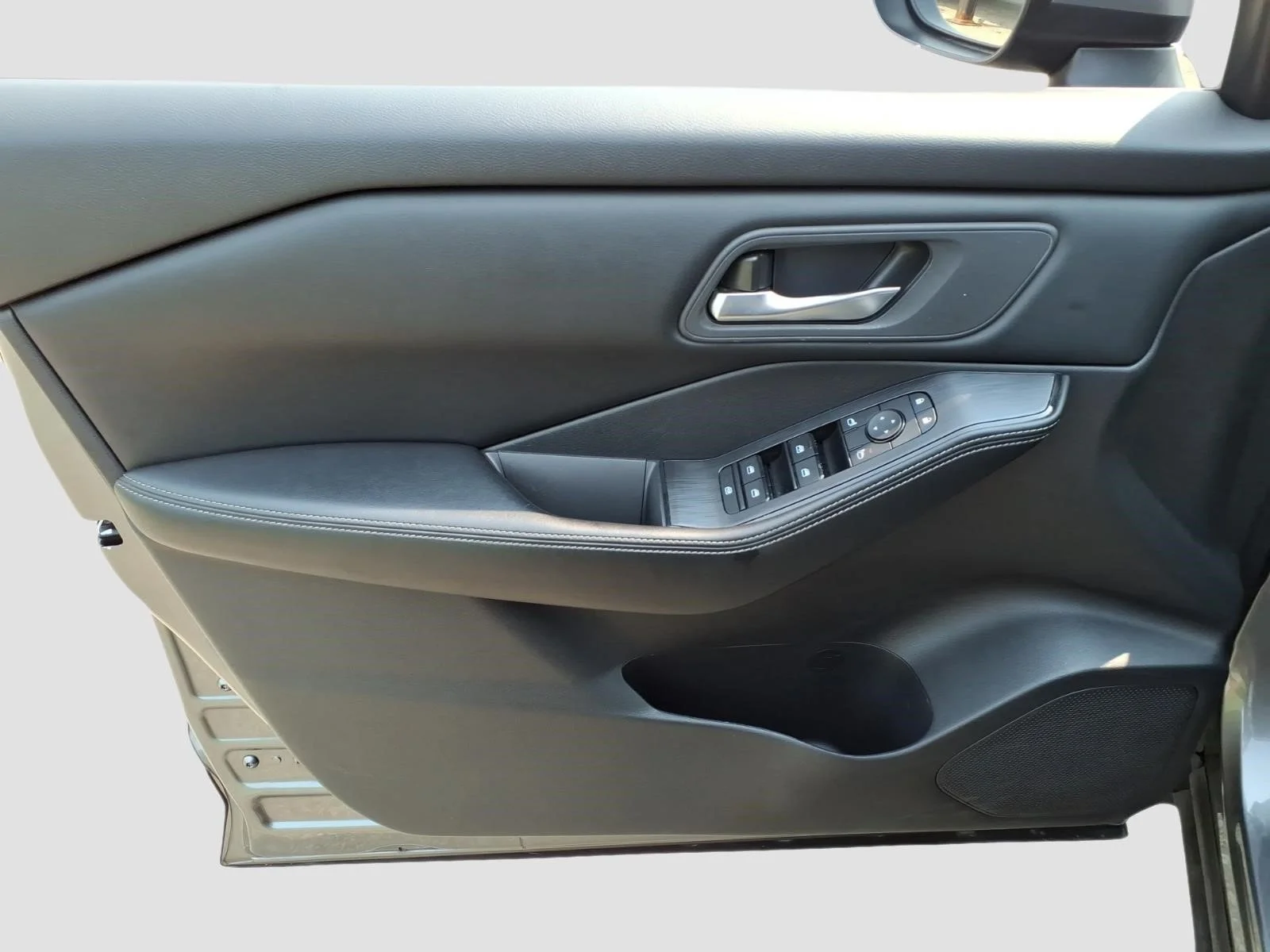 Used 2025 Gun Metallic Kad Nissan SV image 21