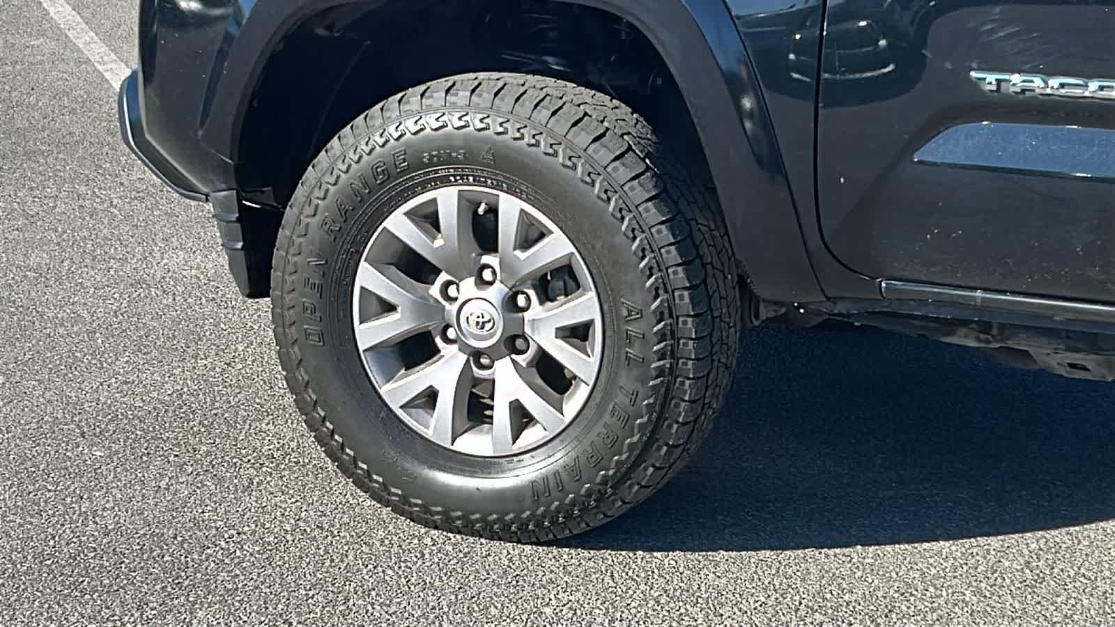 Used 2019 Midnight Black Metallic Toyota SR5 image 9