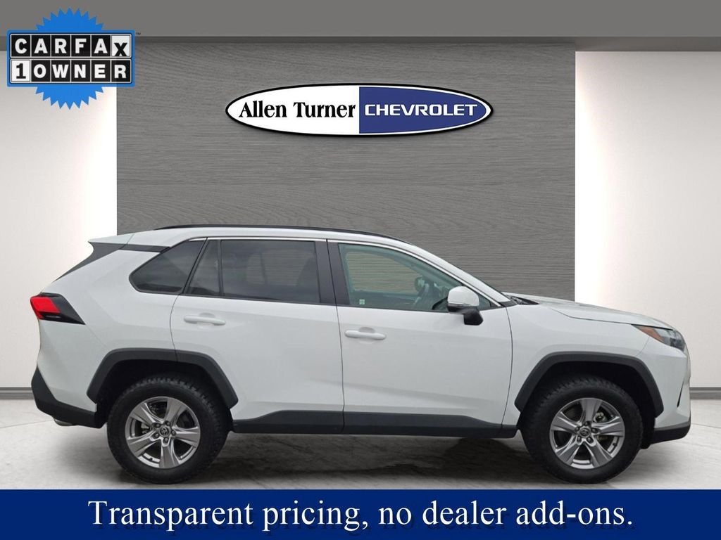 Used 2022 White Toyota XLE image 5