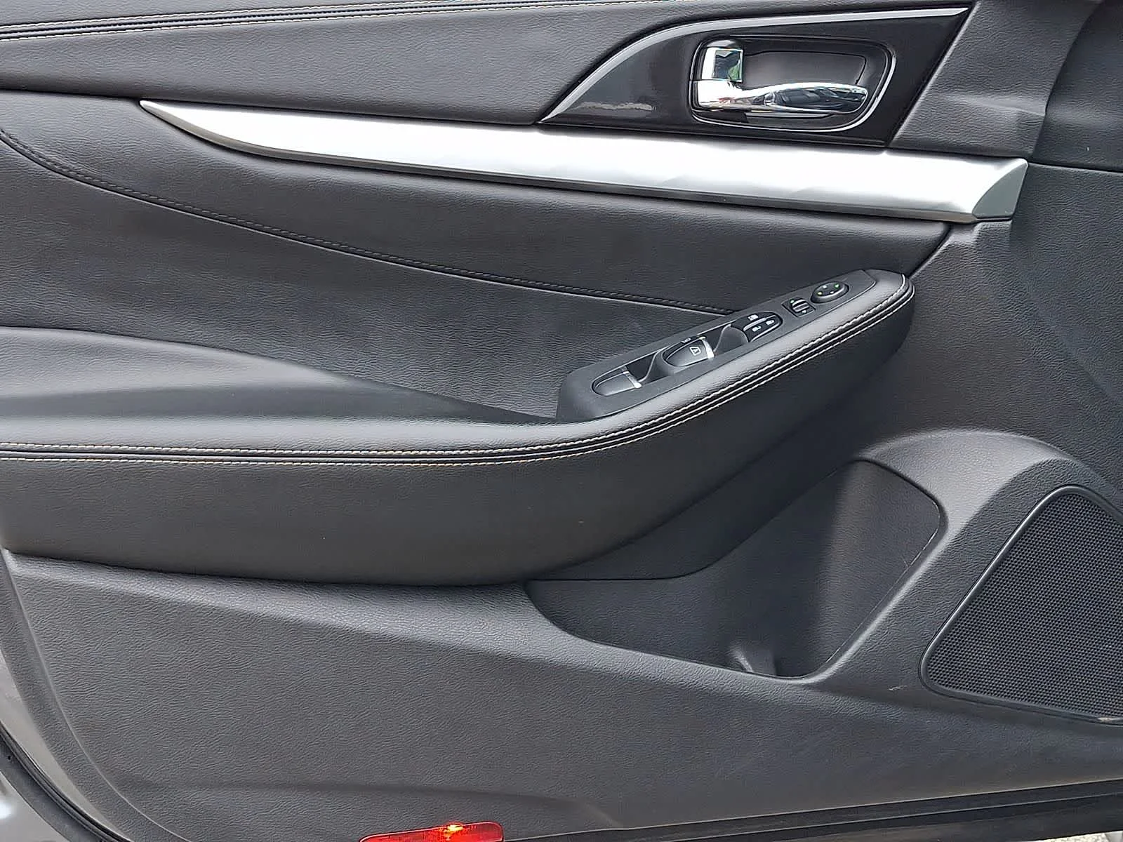 Used 2019 Gun Metallic Nissan SL image 14