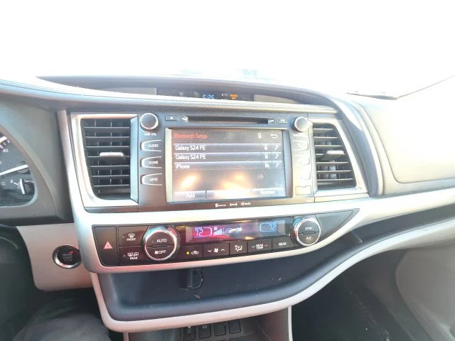 Used 2018 Silver Toyota XLE image 20