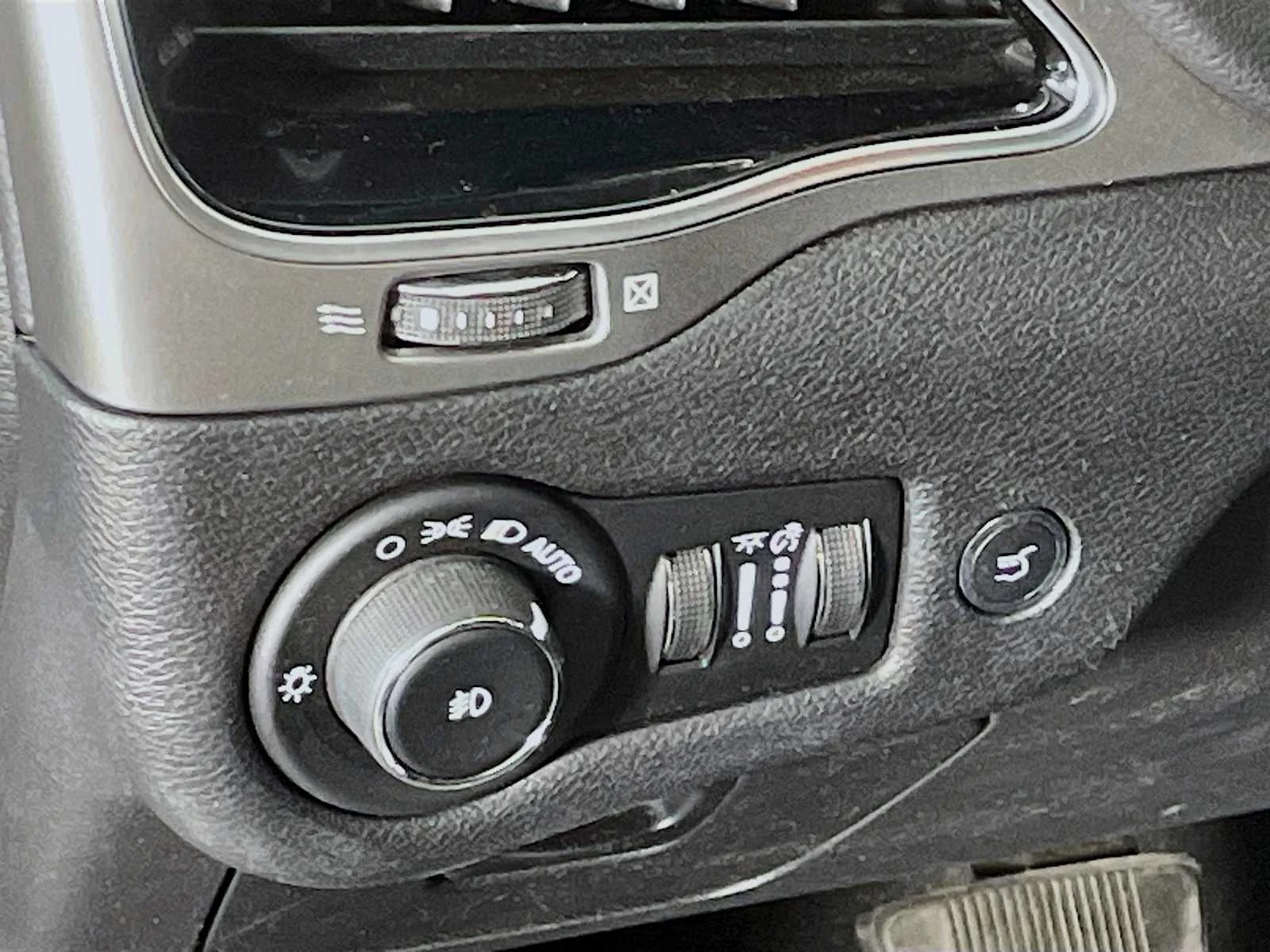 Used 2020 Bright White Clearcoat Jeep Limited image 8