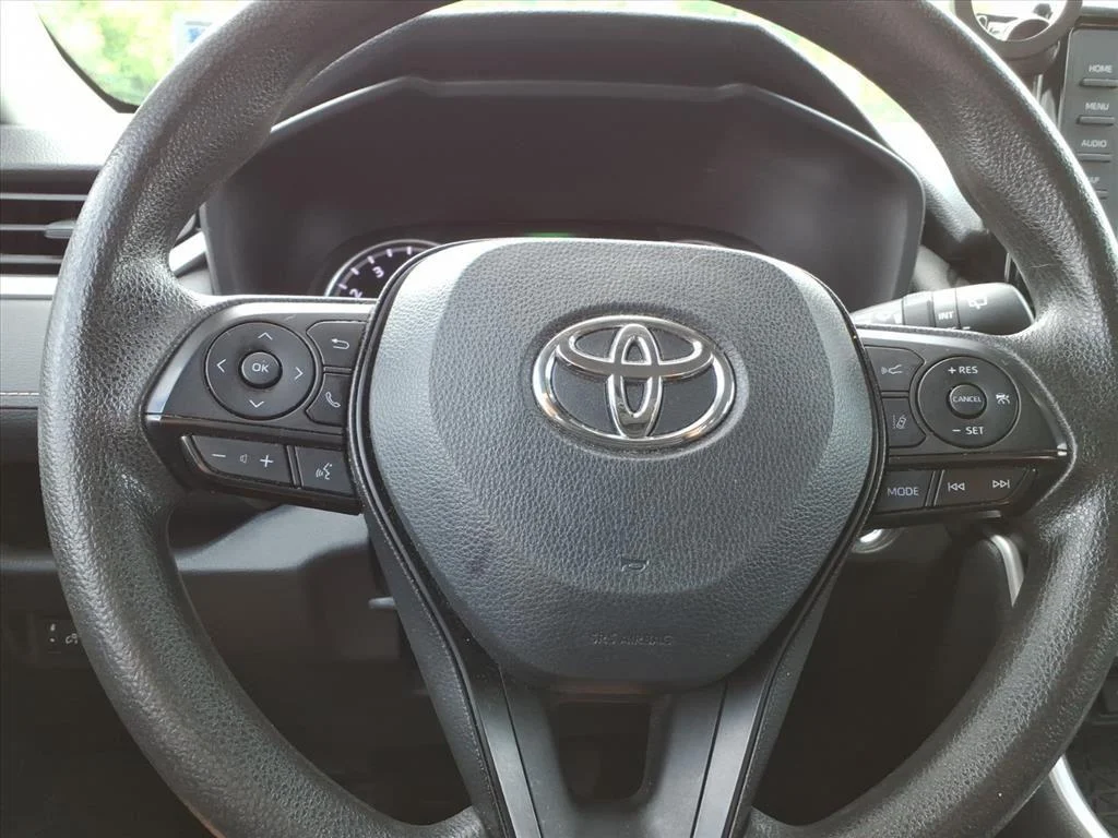 Used 2022 White Toyota XLE image 13