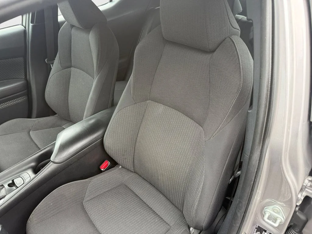 Used 2018 Silver Toyota XLE Premium image 23