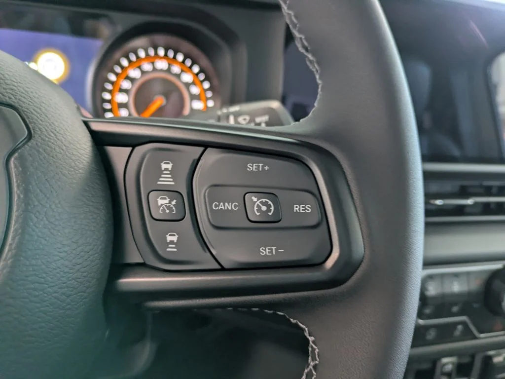 New 2026 Bright White Clear-Coat Exterior Paint Jeep Mojave image 30