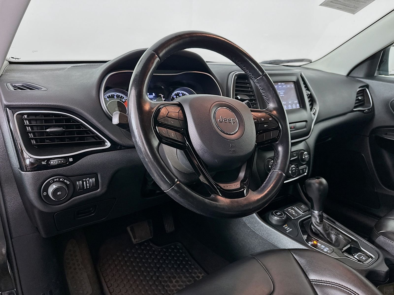 Used 2020 Diamond Black Crystal Pearlcoat Jeep Latitude Plus image 10