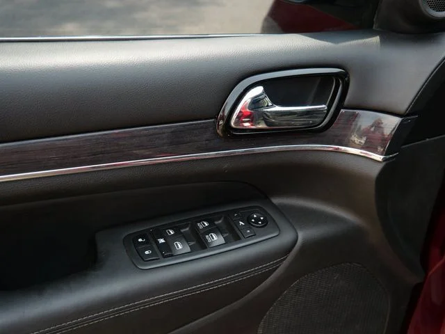 Used 2020 Velvet Jeep Overland image 16