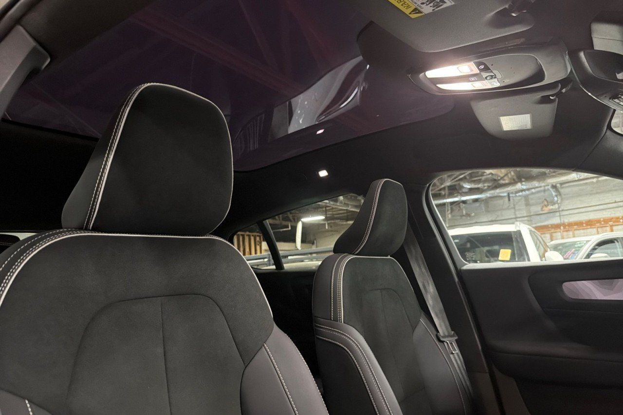 Used 2023 GREEN Volvo Plus image 16