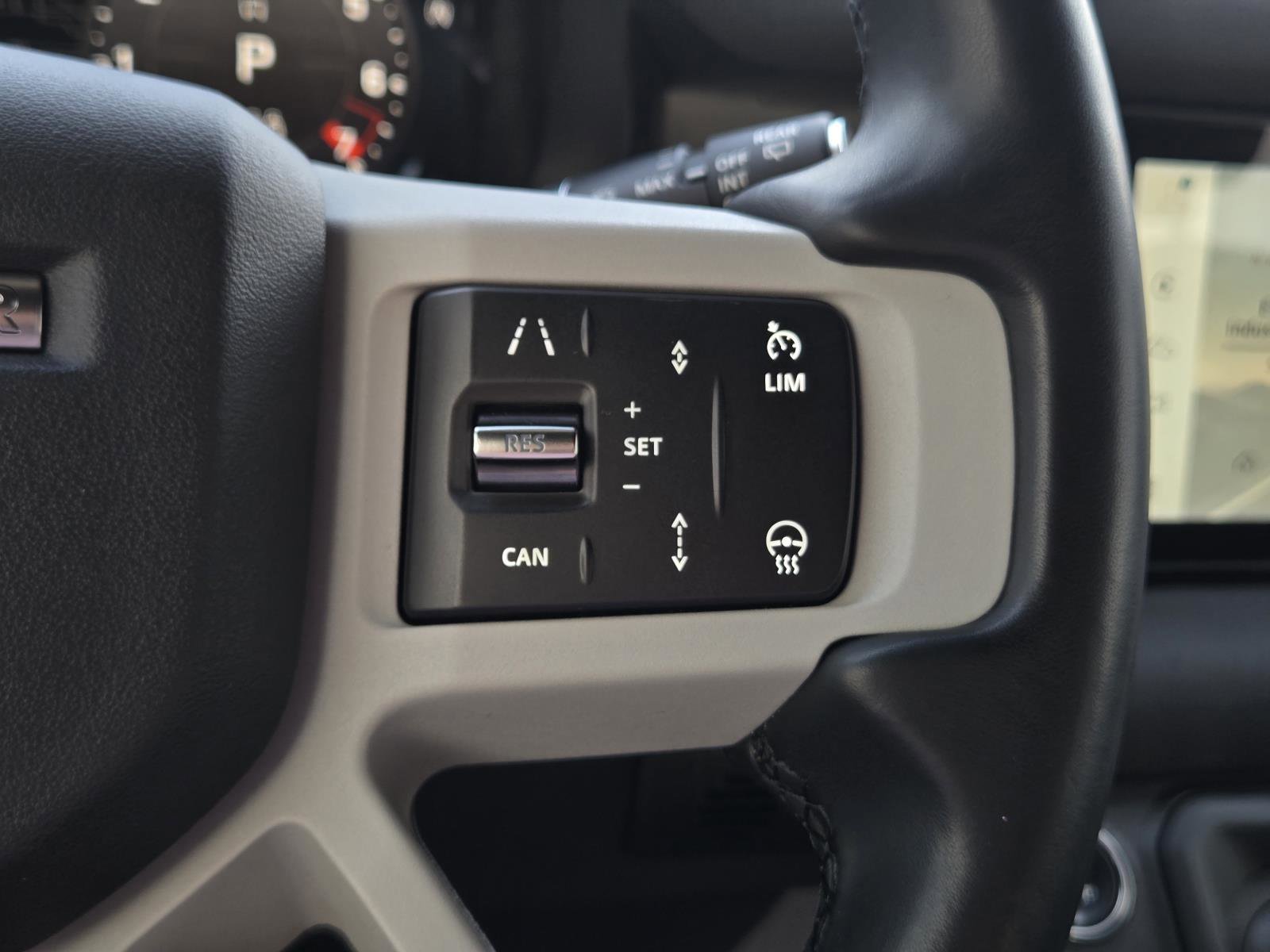 Used 2023 Fuji White Land Rover SE image 13