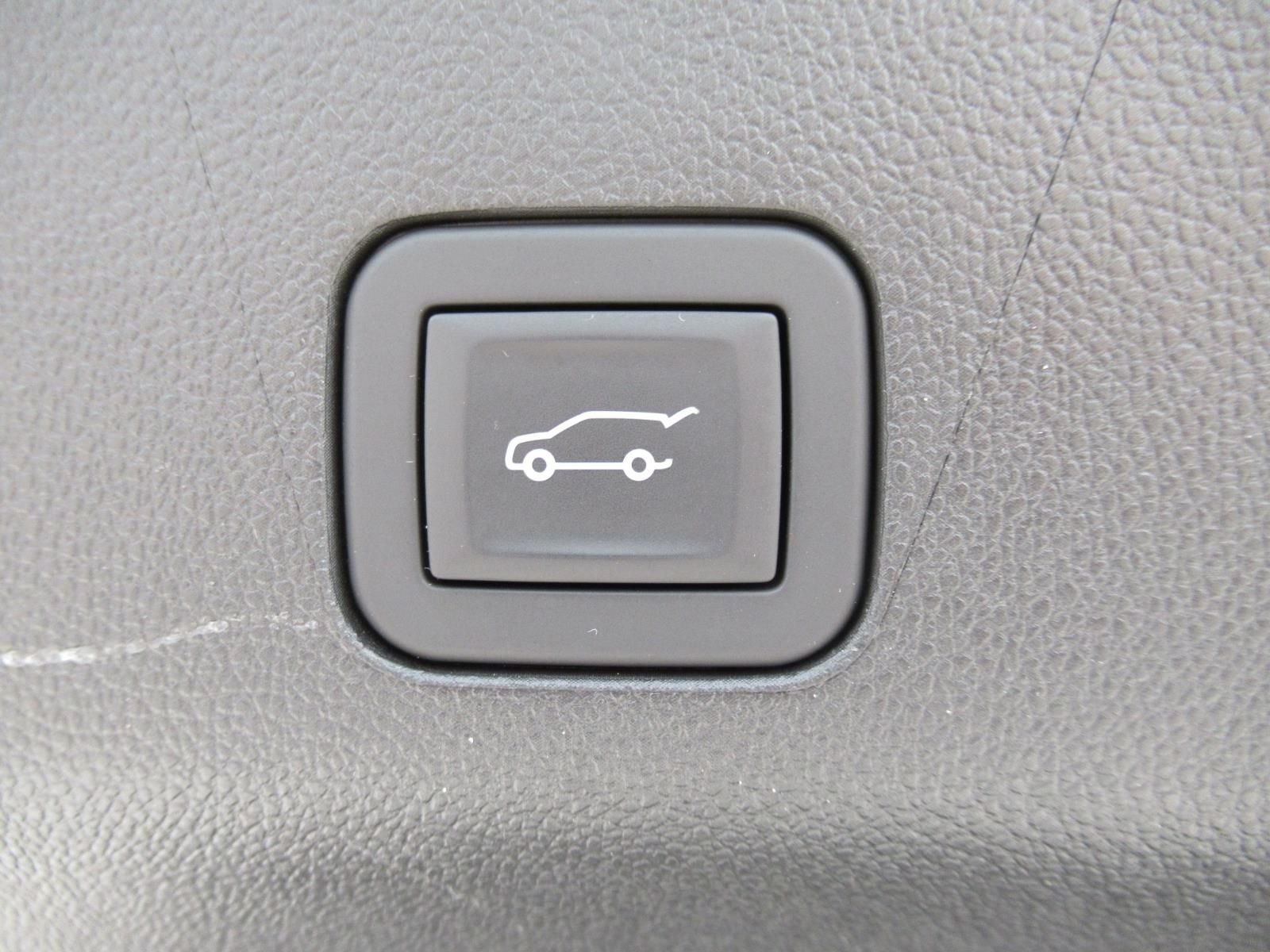 Used 2025 Silver GMC Denali image 37