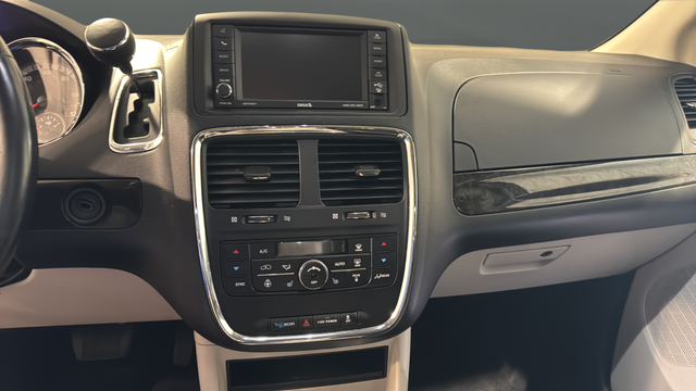 Used 2019 Indigo Blue Clearcoat Dodge  image 13