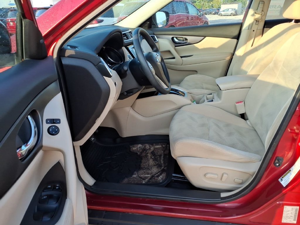 Used 2016 Cayenne Red Nissan SV image 20