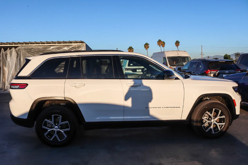 Used 2024 White Jeep Limited image 13