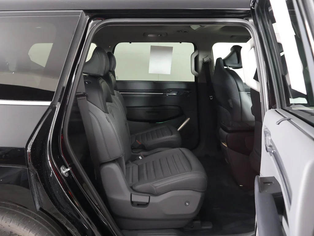Used 2024 Black Kia Land image 36