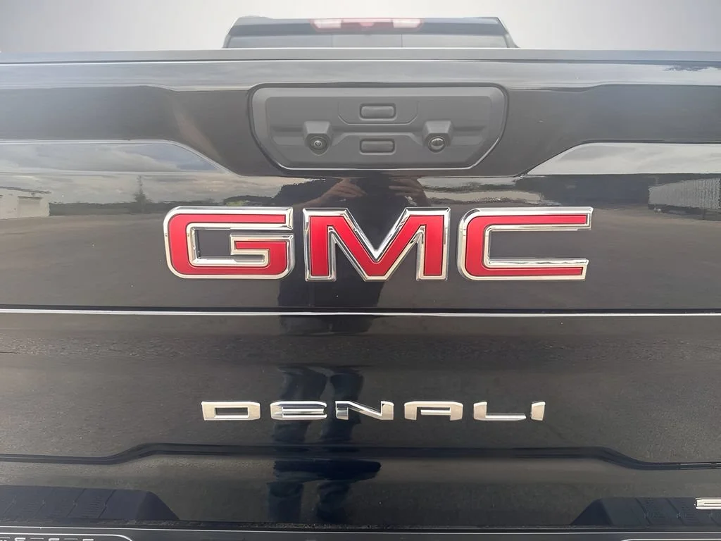 Used 2025 Onyx Black GMC Denali image 39