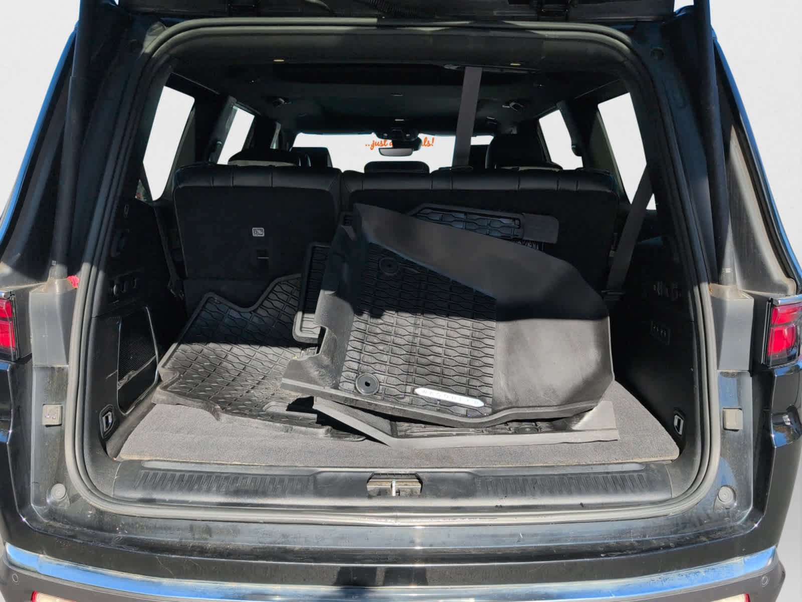 Used 2022 Diamond Black Crystal Pearlcoat Jeep Series III image 22