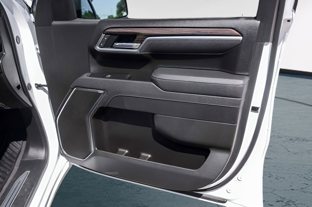 Used 2025 Summit White Chevrolet LT image 31