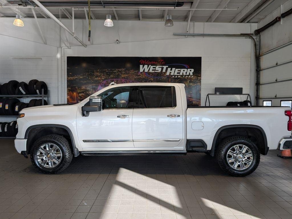 Used 2024 Pearl Chevrolet High Country image 5