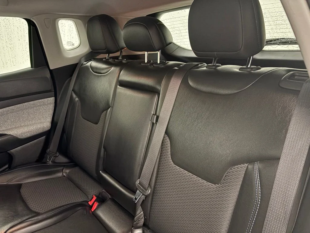 Used 2022 Gray Jeep Latitude image 31